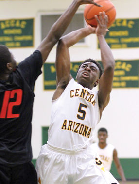 #5 Mike Nwabuzor hoists.
