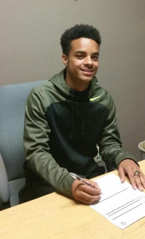 Tavian Ross new 400m stud signs at CAC