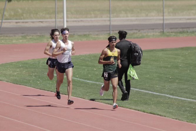 Davin Soto running the 3000 SC.
