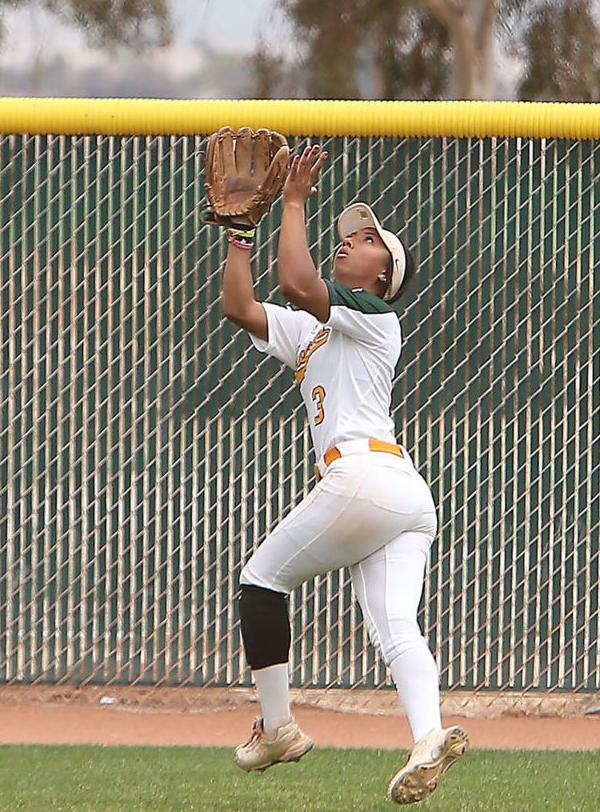 Zoe Collins makes nice running grab in Thursday DH vs Pima-Oscar Perez