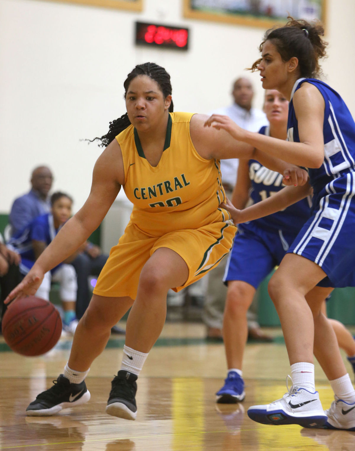 Zhane Lewis drive to the basket earlier versus South Mountain at home-Oscar Perez-Pinal Central