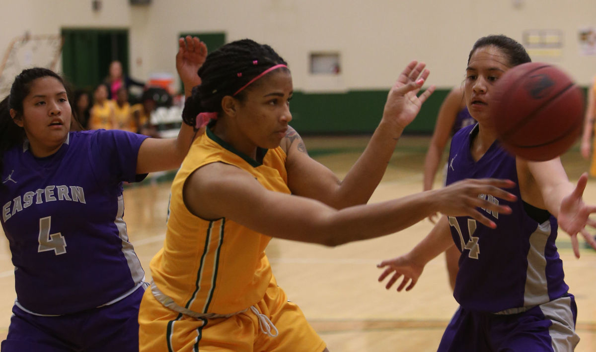 Jerraysha Smith finds another open Vaquera in 106-57 win. Oscar Perez Pinal Central
